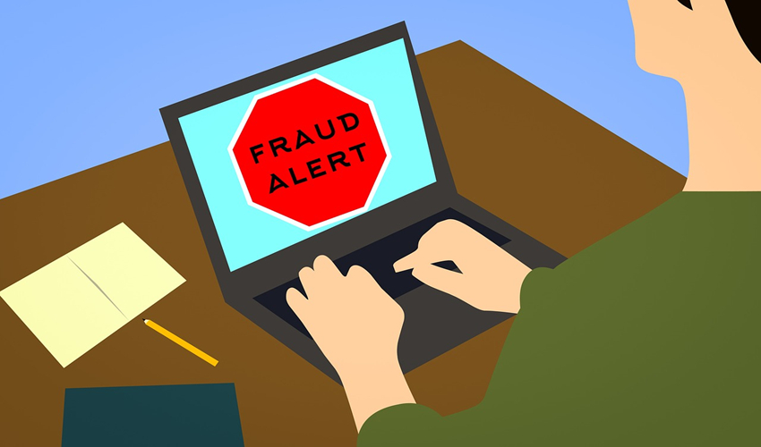 laptop screen saying 'fraud alert'
