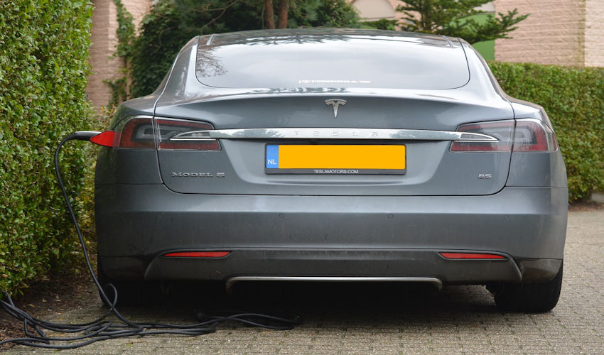 Tesla Has Facepalm Moment As Hackers Defeat ‘Fixed’ Model S Security